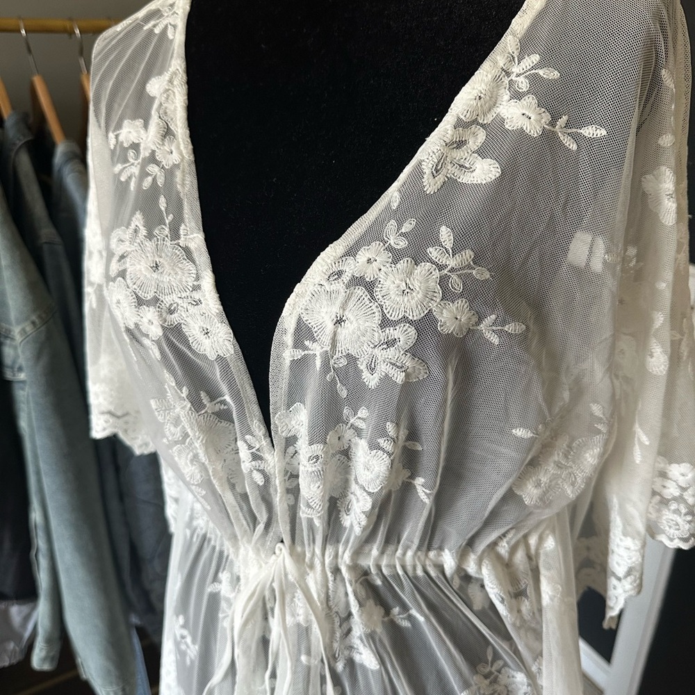 FOREVER 21  Lace Kimono Robe Cardigan
